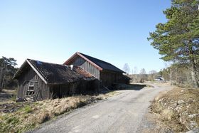 PÅ TARALDRUD GÅRD: Driftsbygningen på Taraldrud gård er SEFRAK-registrert, men skal rives..