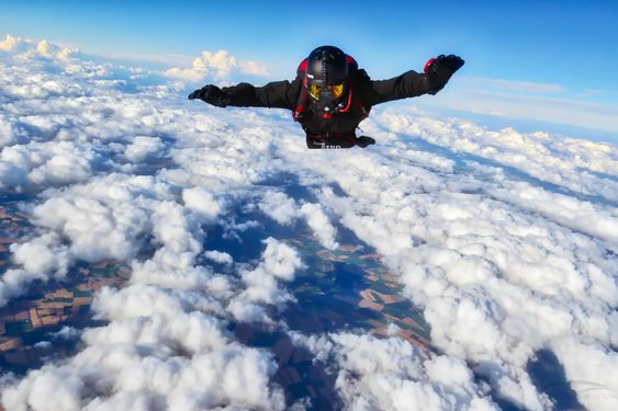 PROFESJONELL FLYVER: Roland er verdens første godkjente vingedrakt-pilot fra rullestol.