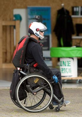 UREDD: Dropzone Denmark, Danmarks eneste profesjonelle fallskjermsenter, sørget for å få Roland til å falle fritt fra 23.400 fot.