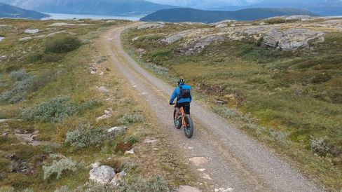 Fra vår test av Active Track. Dronen klarte seg fint helt til jeg stoppa opp for å se om den fortsatt hang med, og så satte opp farta igjen og akselererte for raskt for Spark. Veldig kjekk funksjon, men den har sine svakheter.