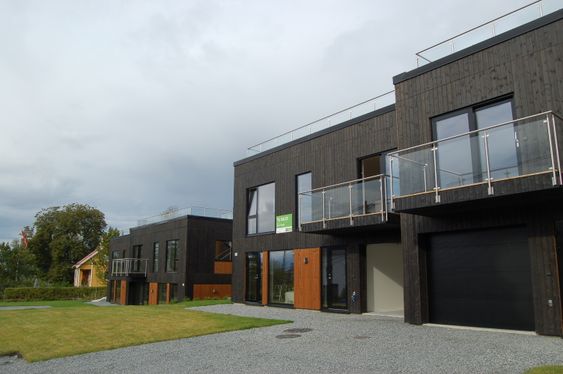 STANGÅSVEIEN: Her står de, flunke nye, i Stangåsveien på Myrvolltoppen blant både eldre og nyere hus.