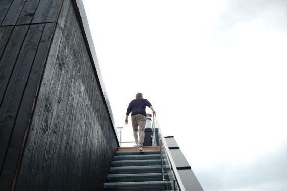 STAIRWAY TO HEAVEN: Røssel er på vei opp trappen til takterrassen.