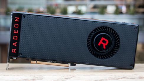 RX Vega 56 yter bedre enn GTX 1070, men referansekjøleren og høyt strømforbruk ødelegger. Bildet er av RX Vega 64, som er noen centimeter lengre enn 56..