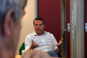 KONSEKVENSAR: Kurt Jevnaker (V) var klar på at dei folkevalde ikkje kan late att augo for utviklinga som er i vente.