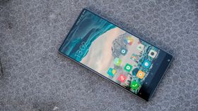 Xiaomi Mi Mix var først ut på markedet med kant-til-kant-skjerm. Snart kommer oppfølgeren.