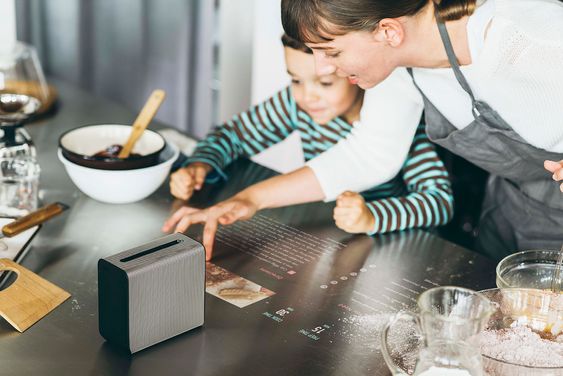 Slik ser Sony Mobile for seg at Xperia Touch kan brukes, til å vise oppskriften direkte på kjøkkenbenken..