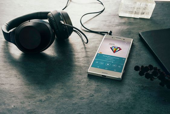 XZ Premium har Hi-Res Audio og DSEE HX-teknologi. Telefonen skalerer opp strømmede og MP3-låter, og med LDAC aktivert overføres tre ganger mer lyddata sammenlignet med normal Bluetooth..