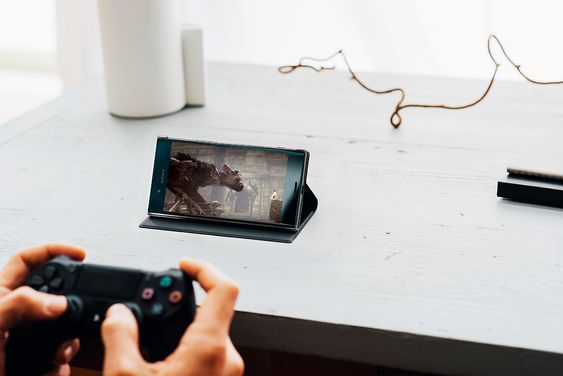 Xperia XZ Premium kan kobles til en PlayStation4-konsoll, slik at man kan spille direkte på mobilskjermen med 4K-oppløsning..