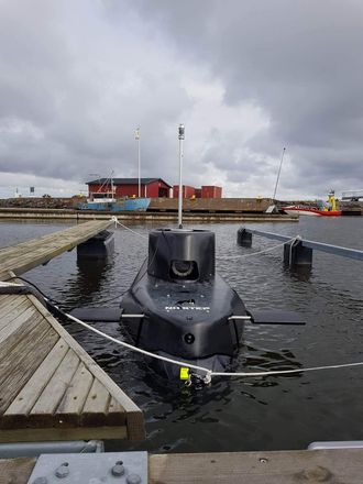 Hedin gleder seg over å ha ubåten liggende i havna.