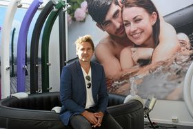 BADER I LYKKE: Hugo Grimsrud (39) er boblende entusiastisk over både boblebad og suksess. Han håper mange tar turen innom butikken på Kolbotn..