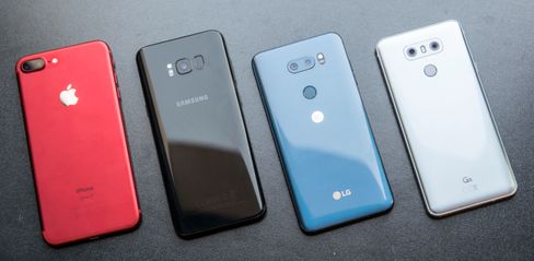 V30 er stor, men ikke diger. Fra venstre: Apple iPhone 7 Plus, Samsung Galaxy S8, LG V30, LG G6.