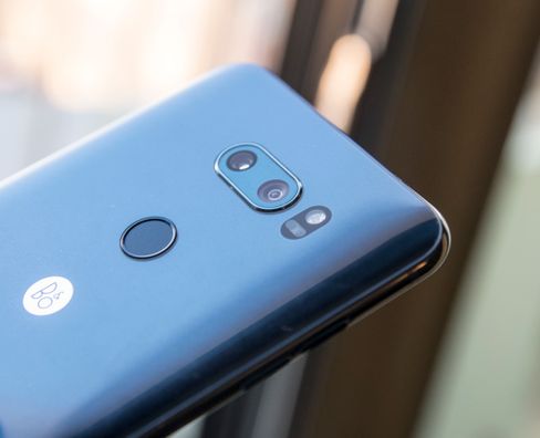 Fingerleseren er lett å finne med pekefingeren, og den støtter godt opp bak den store mobilen når den brukes.