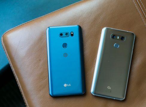 LG V30 ved siden av LG G6.