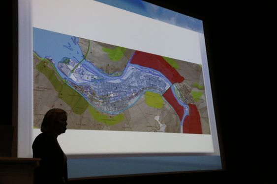 OMSYN: På ein morsom og illustrerande måte synte Lysne korleis klimaendringane gjorde det vanskelegare og vanskelegare å etablera eit bustadfelt rundt Lærdalsøyri.