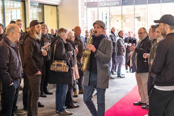 Åpningen av Leica Store Oslo og Galleri Thune foregikk for full musikk. Foto: Erling Maartmann-Moe