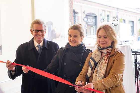 Daglig leder Egil Bjørne Rosenverd i Interfoto, Karin Rehn-Kaufmann i Leica Camera AG og Katrine Adler-Gjerde i Bresson AS foretok den offisielle åpningen av Leica Store Oslo. Foto: Erling Maartmann-Moe