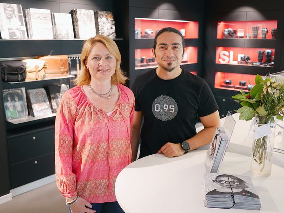 Daglig leder Katrine Adler-Gjerde i Bresson AS og butikksjef Arash Taheri i Leica Store Oslo. Foto: Stian Sønsteng