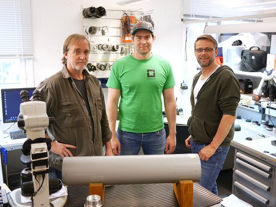 Vegard Kvamme (f. h.), Magnus Hansen og Arild Johansen i FotoCare. I forgrunnen en Infinity collimator. Foto: Stian Sønsteng