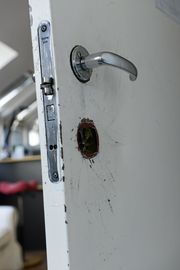 STORT BREKKJERN: Tyvene har brukt et digert brekkjern og også boret opp låsen til kontoret.