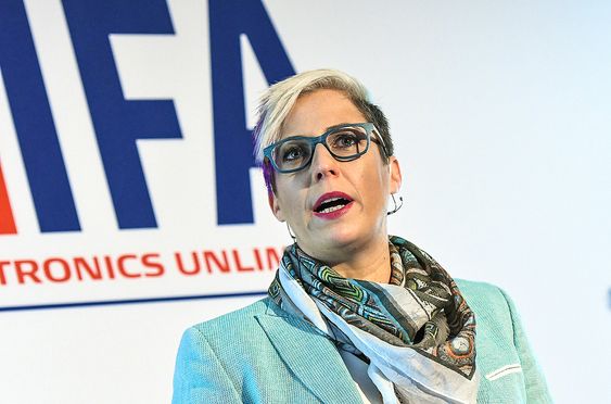 Liat Ben-Zur i Royal Philips på scenen under IFA-messen globale pressemøte i Lisboa. Foto: IFA