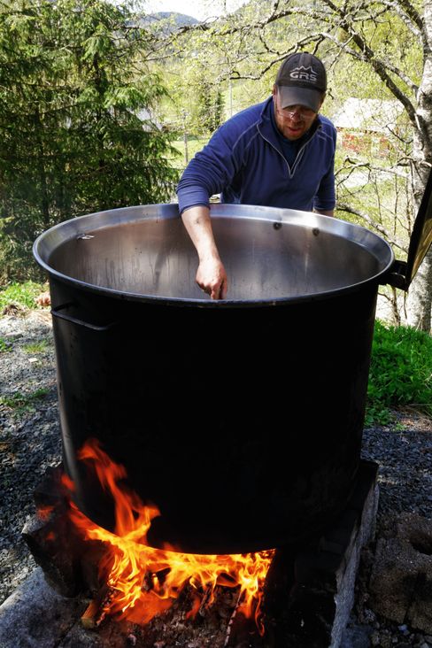 Halvor Bjåland i Morgedal mesker ølet utendørs i 2-400 liters kjeler.