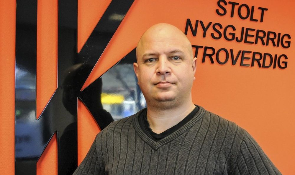 Redaktør Audun Bårdseth i avisa Gjengangeren sier at en ansatt av ham har anmeldt en næringstopp for vold.
