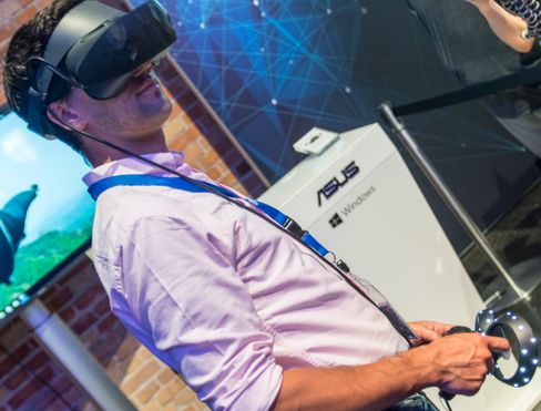 Dell har nylig lansert sitt Windows Mixed Reality-sett, og i dag var det Asus' tur. Denne løsningen krever ikke bokser montert rundt i rommet, men baserer seg på innebygde kamera for bevegelsessporing.