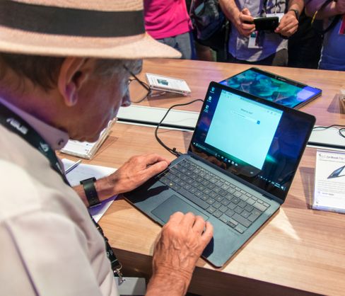 Ved siden av VR-brillene var det antakeligvis ZenBook Flip S som fikk størst oppmerksomhet under lanseringen. En mengde mennesker samlet seg raskt rundt bordet der testmaskinene var å finne.