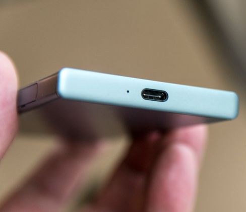 USB type-C i bunnen, men Compact-modellen kjører ikke på de kjappeste USB-hastighetene slik storebror gjør..