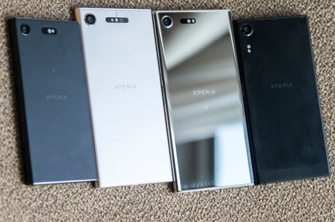 De fire nålevende XZ-modellene samlet på ett brett; fra venstre XZ1 Compact, XZ1, XZ Premium og XZs.
