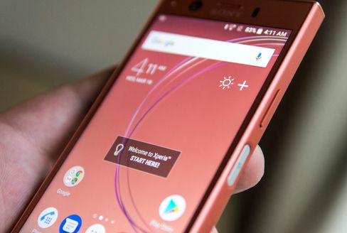 Telefonen kommer i fire forskjellige farger, og én av dem er rimelig rosa..