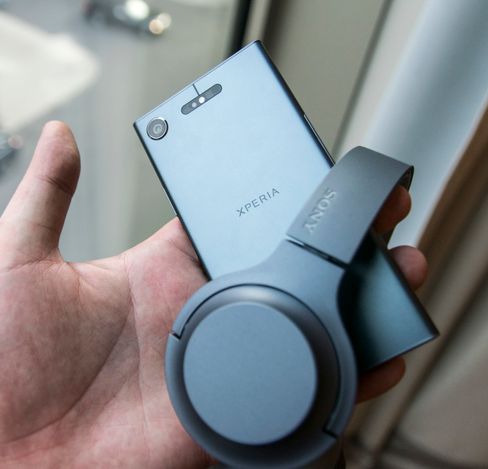Xperia XZ1 leveres med hodetelefoner om den kjøpes på forhåndssalget. I Norge får telefonen både en noe lavere pris, og en vesentlig fetere hodetelefon enn i Norden forøvrig. Dette er den nye MDR-800-modellen, men varianten som følger med telefonen i Norge er MDR-900NC, som er en større utgave. Den koster drøyt 3000 kroner på egen hånd.
