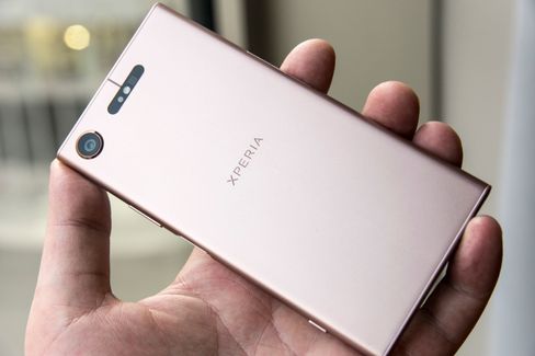 Xperia XZ1 kommer som sin lillebror i fire forskjellige farger, men de er litt dusere her enn i Compacten. Dette er den rosa varianten..
