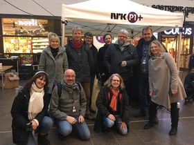 Dette ble tatt (under stratskuddet for NRK av FM-nettet) i Bodø 11. januar i år. Da sendte P1+ live. Fra venstre nederst: Karin Johanne Wetlesen, Jørgen Aune Hagen, Tone Rieber-Mohn. Øverst til høyre: Gunvor Hals, Erik Baanerud, Viggo Valle, Frode Lagesen (teknikk), Hans-Petter Jacobsen, Henning Olstad, Line Gevelt Andersen..