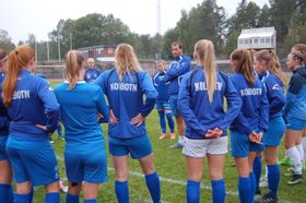 KAMPKLARE KVINNER: Her Kolbotn-jentene fra en trening tidligere i august.