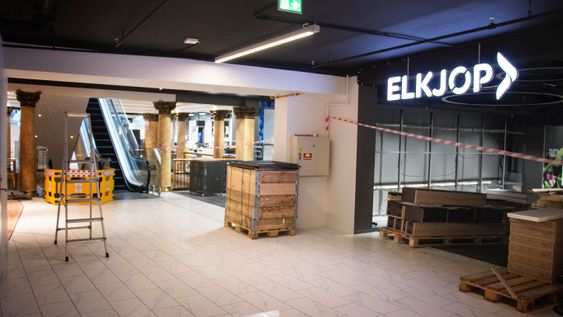 Kjøpesenter-plasseringen gjør at Elkjøp-butikken får totalt seks inn- og utganger. Det får litt å si for hvordan kundene ledes gjennom butikken.