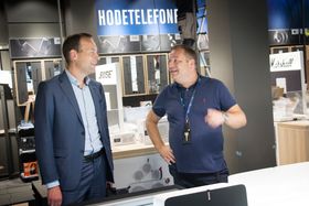 – Vi skal gjøre alt for å skille oss ut på kundeservice, varsler varehussjef Ove Viken (t.h.)