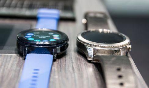 Gear Sport er vesentlig mer kompakt enn storebror Gear S3. Den er også litt lettere, men for det meste deler klokkene funksjoner og spesifikasjoner.