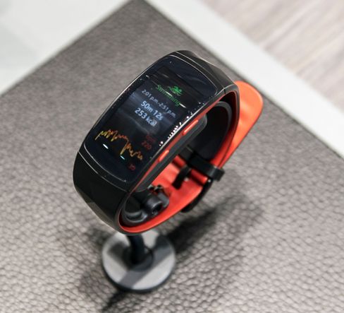 Gear Fit 2 Pro er et mer tradisjonelt aktivitetsarmbånd, men igjen er den funksjonsmessig ganske lik Gear S-modellene.
