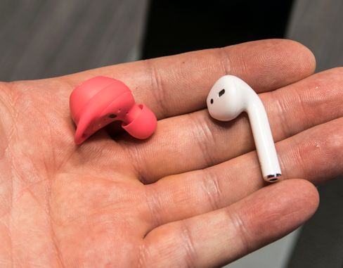 Nye Gear Icon X-plugger skal kurere barnesykdommene i første utgave. Her ved siden av Apples AirPods, som har en design kun Jony Ive kan elske. For ordens skyld; vi plukket den mest iøynefallende Icon X-fargen. Den finnes også i svart og grått. Svart og rosa blir fargene du vil se i norske butikker.