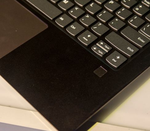 Fingerleseren på Lenovo Yoga 920 er plassert under tastaturet til høyre på maskinen.