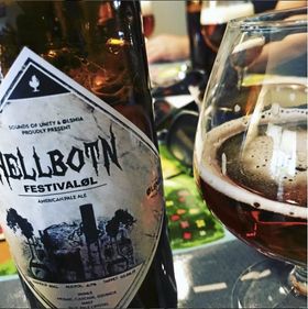 HELVETES GODT ØL: Hellbotn har sin egen festivaløl, brygget av Ølsmia..