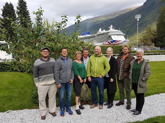 BESØK: Malkenes besøkte denne veka Flåm, der han møtte Sandra Nekkøy og Rolf Andre Sandvik frå The Fjords, eit selskap han løftar fram som eit godt døme på korleis turisttrafikk skal fungera.