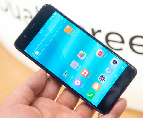 De tilpassede Android-menyene tar seg mye bedre ut på hovedskjermen, men det er mest kosmetisk. I praksis fungerer de meget bra også på e-papirskjermen..