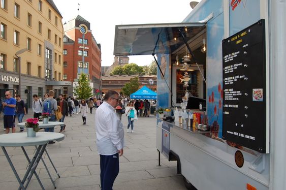 VALGETS KVALER: Gyros eller souvlaki? En herremann prøver å bestemme seg fredags ettermiddag på Europarådsplassen.