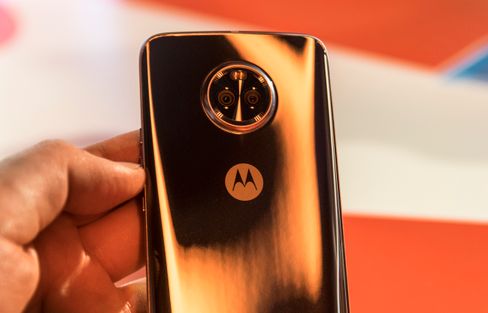 Avhengig av lyset som treffer den kan Moto X4 få litt forskjellige farger. Det var mange gule lyskastere på Motorola-lanseringen.