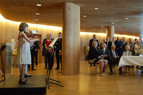 STORT PUBLIKUM: Landets toppolitikere var tilskuere til jentenes vakre fiolinspill.