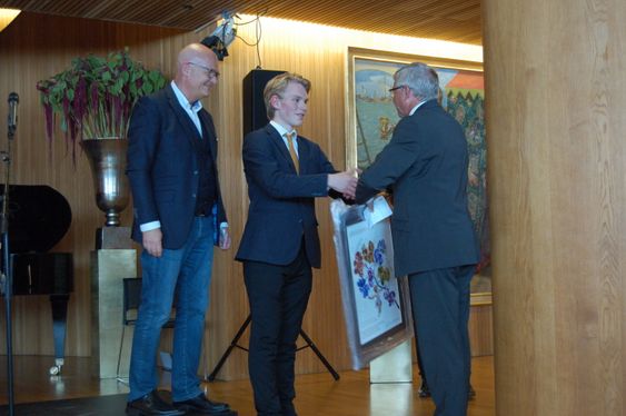 GRATULERER: Her gir pianist Edvard Sanbakken (18) gaven til Kjell Magne Bondevik: en stor, innrammet kulturskolelov.