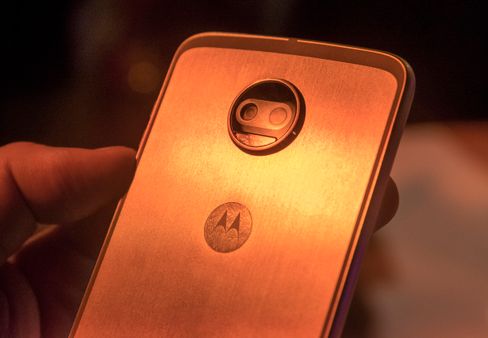 Moto Z2 Force er så lik de andre Moto Z2-modellene at man må vite hva man skal se etter for å skille den fra Moto Z2 Play.