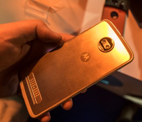 Nederst på telefonen ser du tilkoblingene for moduler. Apropos tilkoblinger; Moto Z-mobilene har ikke innebygget hodetelefonkontakt, men leveres med overgang.